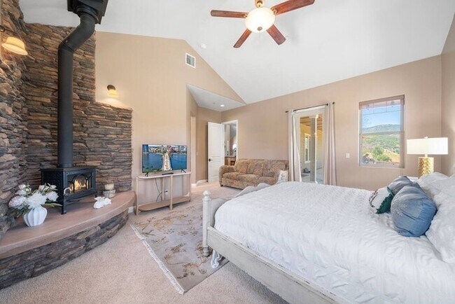 Building Photo - Furnished 4BR Mountain View Home with Garage