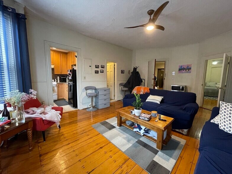 Building Photo - 916 Beacon St