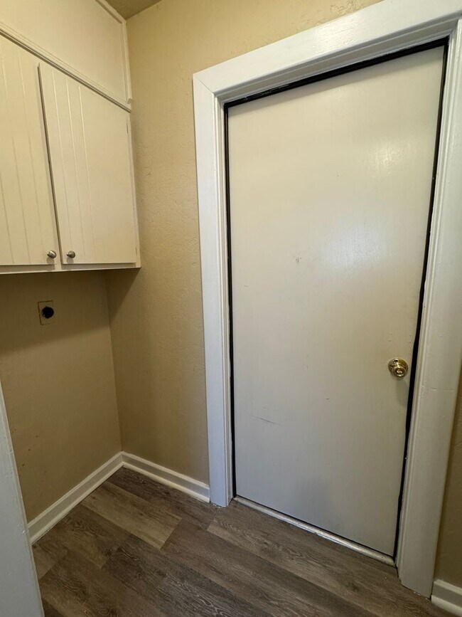 Building Photo - 2704 NW Friar Tuck Ln