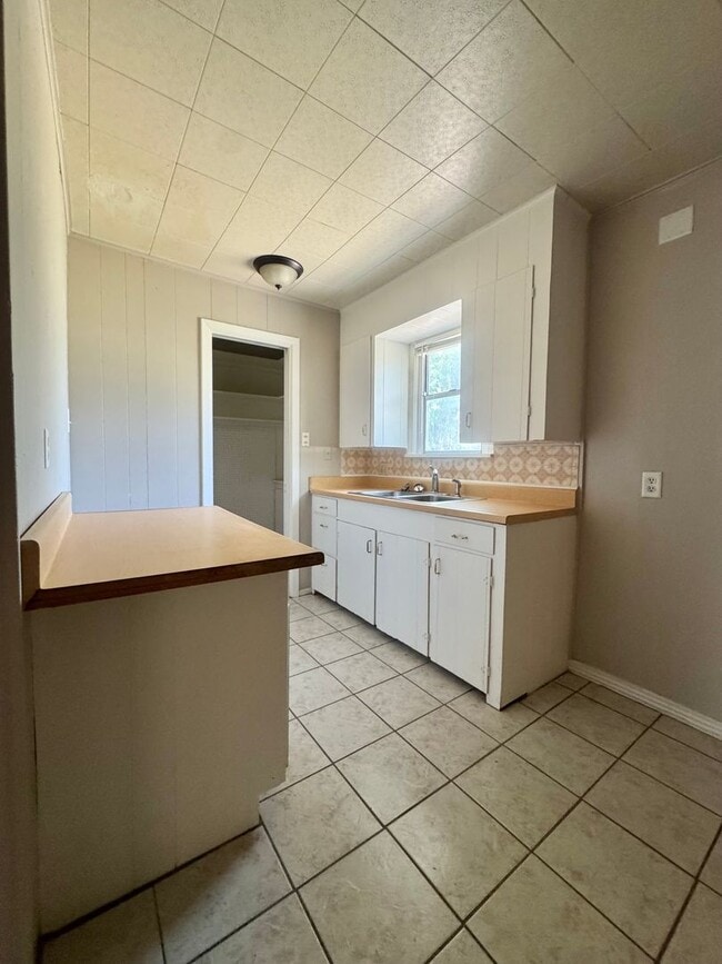 Building Photo - Coming Soon! Cozy 2-Bedroom Home w/ Fenced...