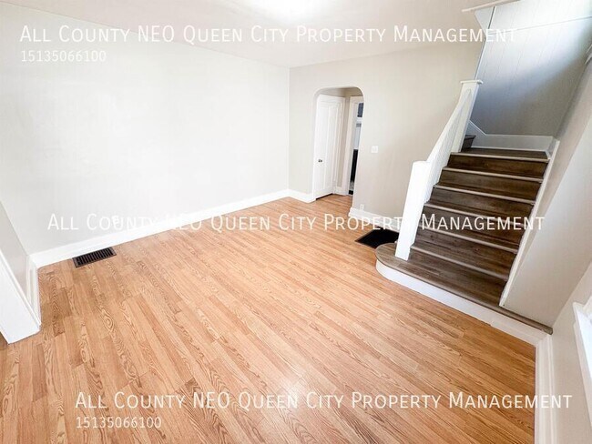 Building Photo - 221 W Parkwood Dr