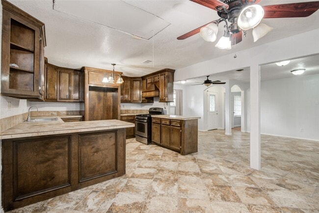 Building Photo - 811 W 7th St