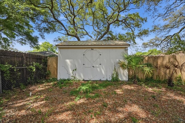 Building Photo - All Brick Home & Large Yard in Niceville!