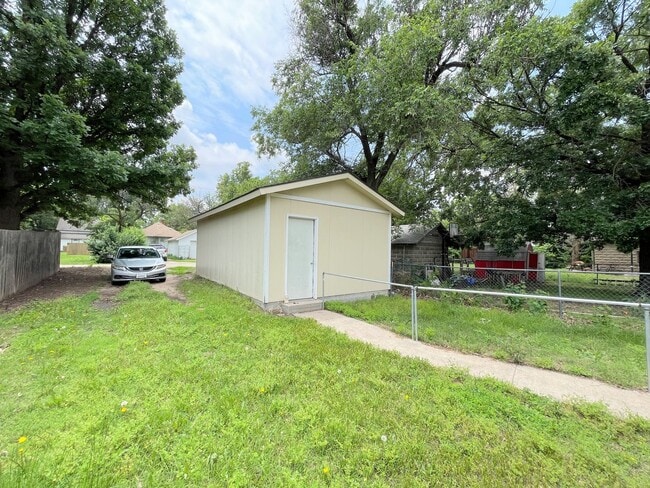 Building Photo - Spacious 2 bedroom with garage