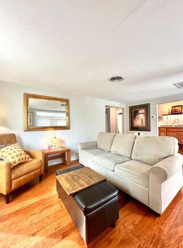 Building Photo - 10548 Lake Dr