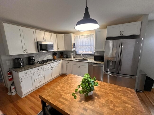 Building Photo - 611 N Delavan Ave