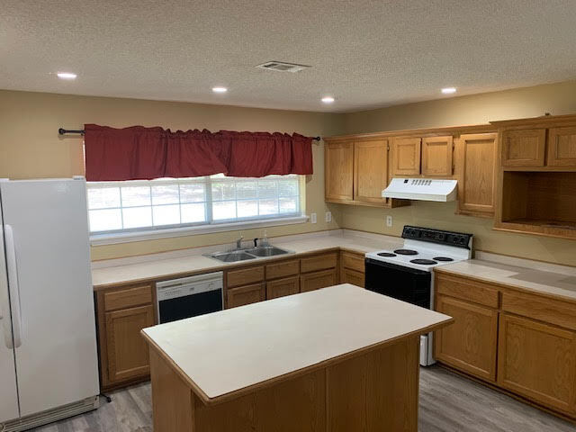 Building Photo - 556 Aila St