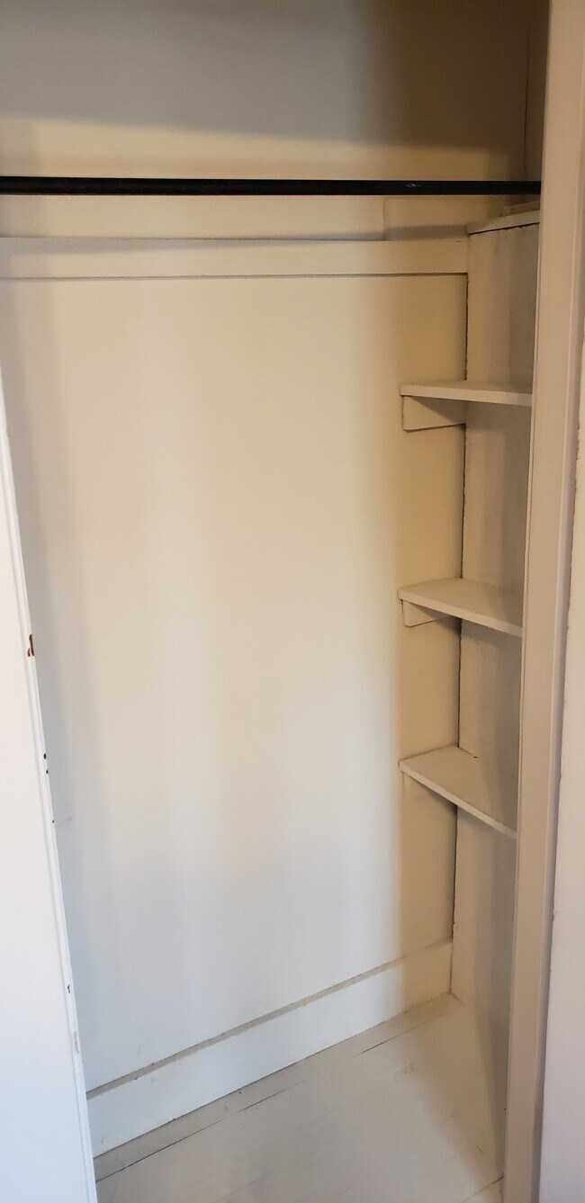 Building Photo - 36 Roberts St