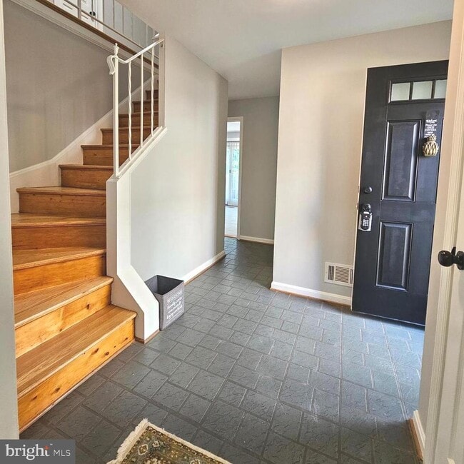 Building Photo - 7034 Bradwood Ct