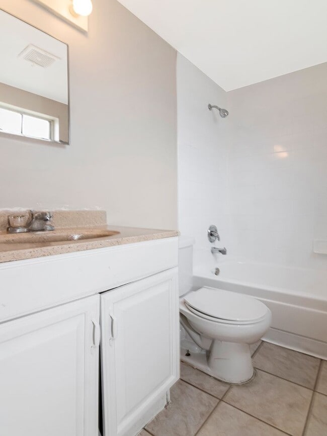 Building Photo - Move-In Ready 1BR/1BA Duplex in Brandon, FL — $1,295/Month, Across from Brandon Mall