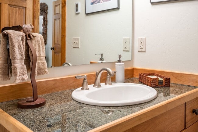 Building Photo - 4 Bed, 4 Bath Condo in The Big Sky Meadow with Garage!