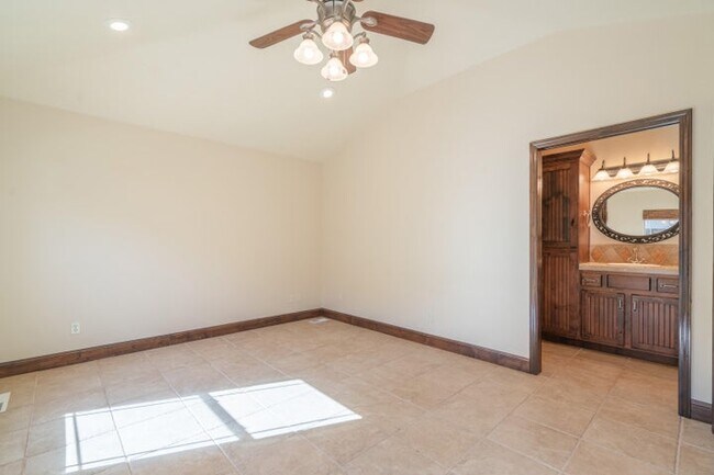 Building Photo - 340 Le Grande Cir