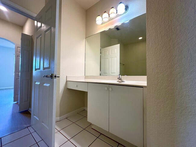 Building Photo - 425 Greenwich Cir