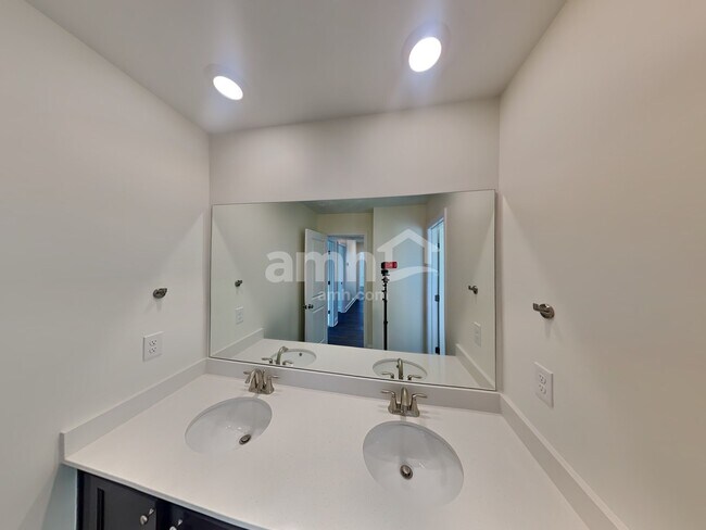 Building Photo - 2023 Williamshire Ln