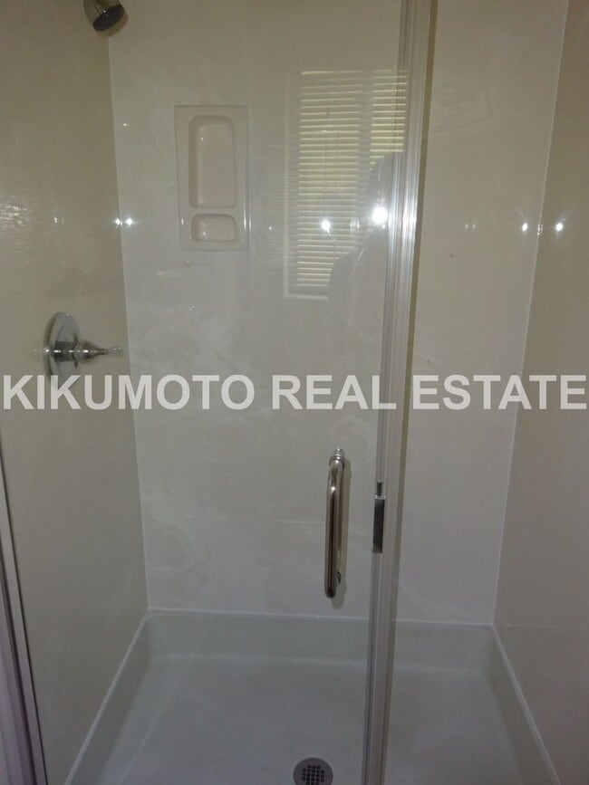 Building Photo - 3 Bedroom, 2 Bath, 2 Car garage in the Poc...