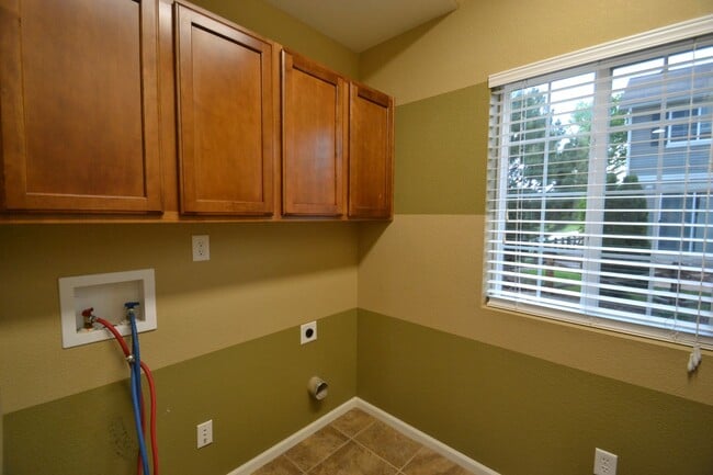Building Photo - 4 bedrooms and large loft in Banning Lewis...