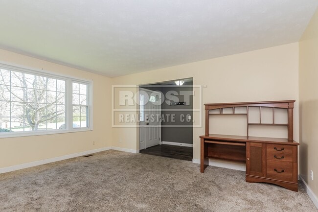 Building Photo - Three bedrooms, two bathroom single family home in Springfield.