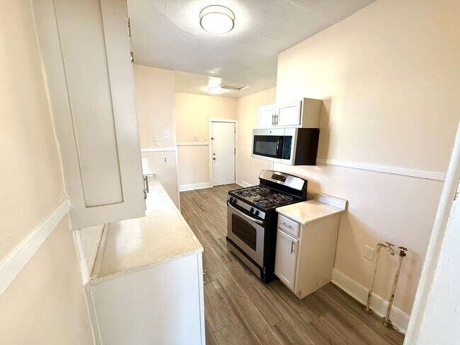 Building Photo - *MOVE IN SPECIAL* Charming Duplex with Fenced Yard – Minutes from St. Philip's College!