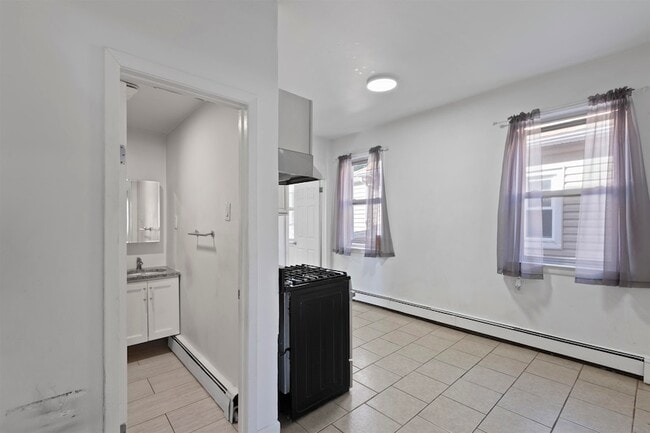 Building Photo - 676 Chestnut St