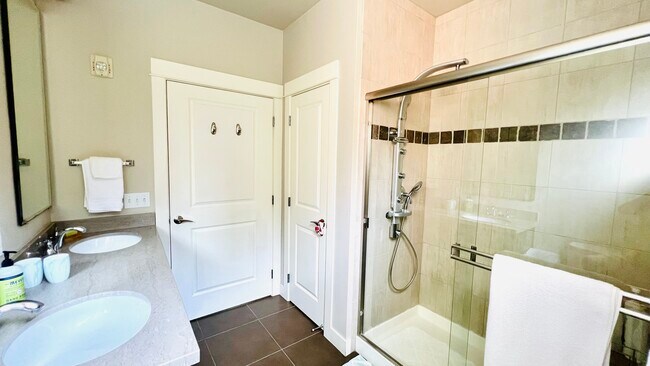 Master en-suite bathroom. - 15730 116th Ave NE