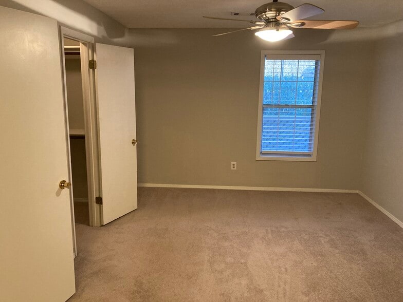 en-suite master beed room with walk-in closet - 1405 Vicksburg Plz