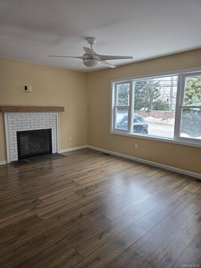 Building Photo - 128 Bayville Ave