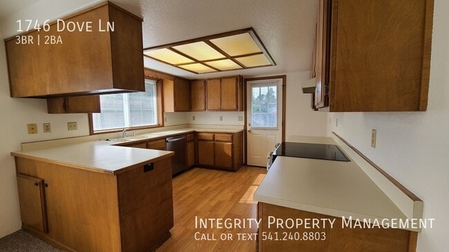 Building Photo - 1746 Dove Ln