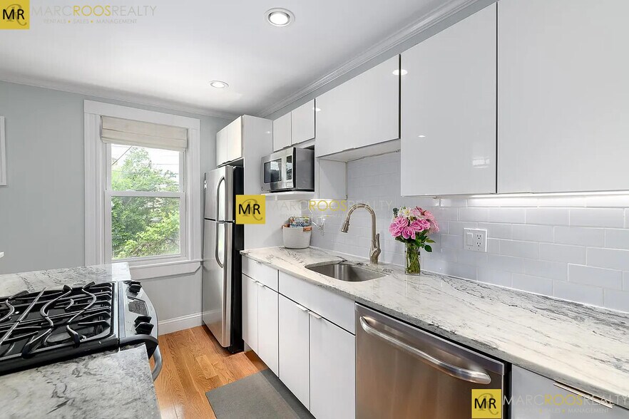 Building Photo - 182 Marion St