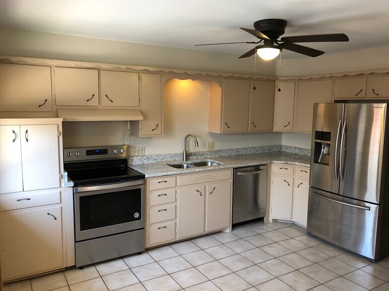Building Photo - 3615 N Drexel Blvd