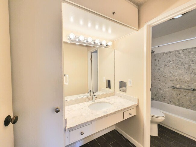 Building Photo - Top floor Woodlake condo, corner location