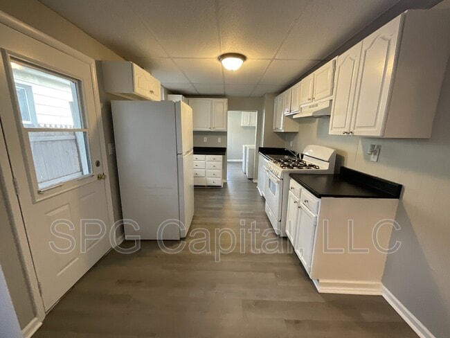 Building Photo - 625 Vander Ave