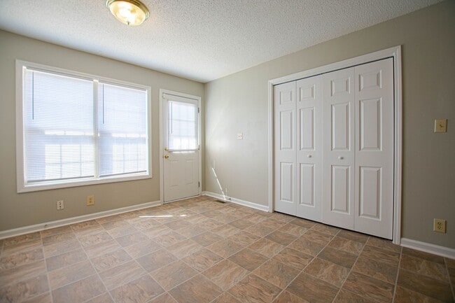 Building Photo - Pet Friendly Three Bedroom!