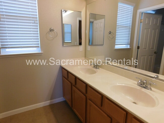 Building Photo - Wonderful 3 bd/2.5 ba Elk Grove Home with 2 Car Garage