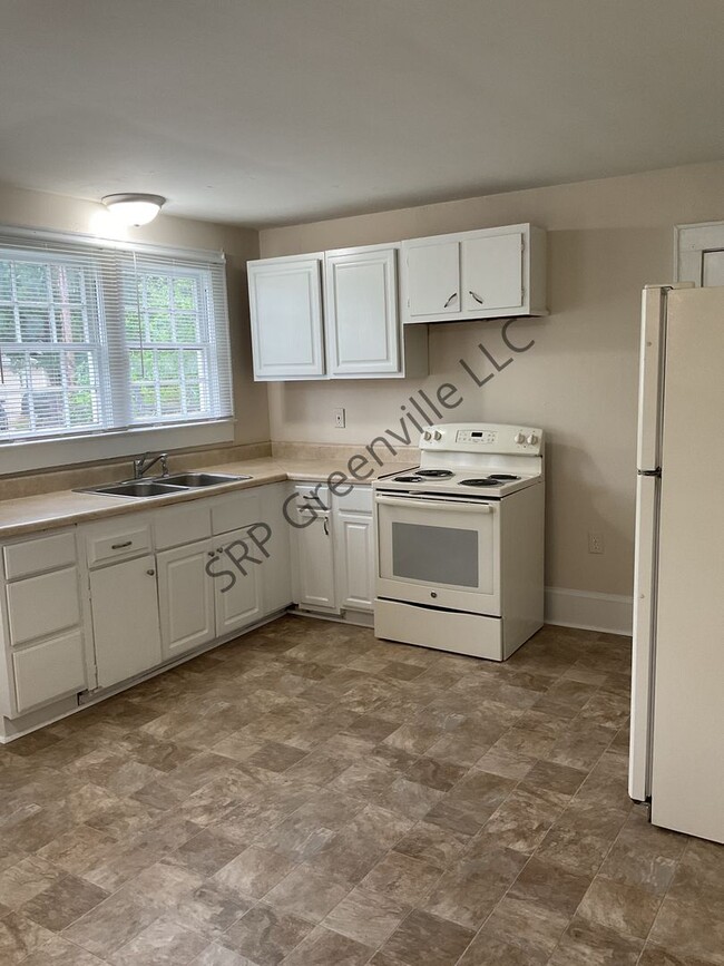 Building Photo - Newly Renovated 2 Bed 1 Bath Single Family...