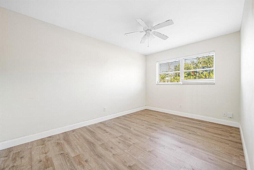 Building Photo - 2455 NE 51st St