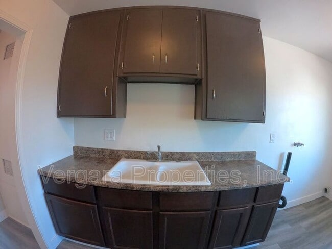 Building Photo - 1083 E 7th St