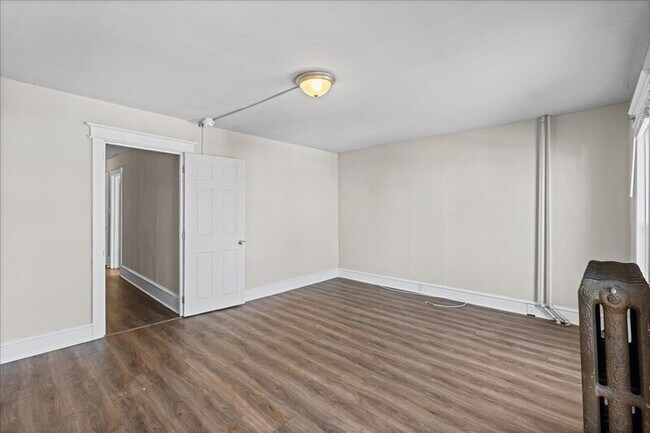 Building Photo - 204 N Broadway