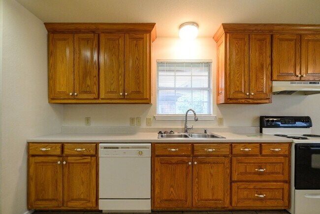 Building Photo - Spacious 2 Bedroom, 2 Bath Duplex – Over 1...