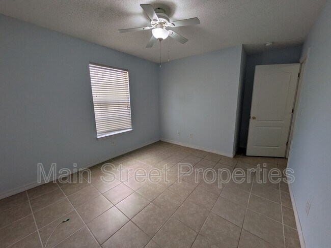Building Photo - 3359 Green Briar Cir
