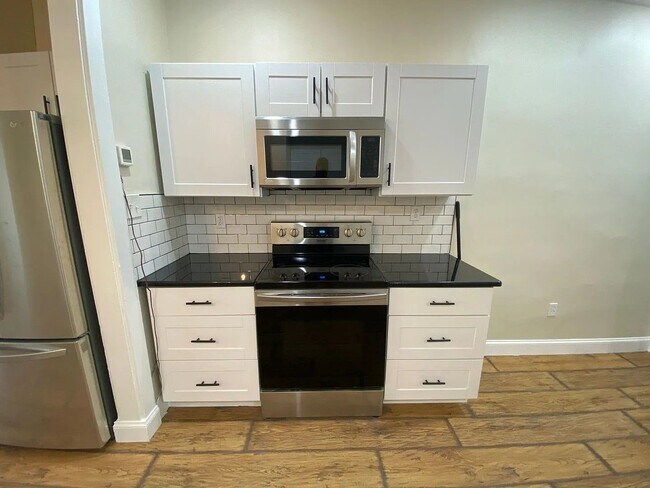 Building Photo - Stylish 3-Bedroom 2.5 Bath Available in Lancaster City