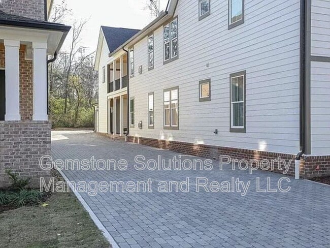 Building Photo - 207 Fairground St