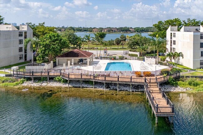 Building Photo - 113 Lake Emerald Dr