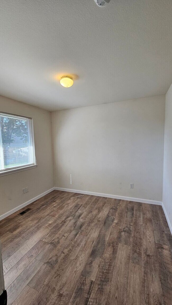 Building Photo - Spacious Duplex with large fenced yard