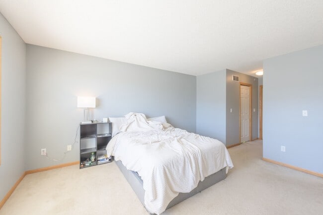 Building Photo - Awesome 2 bed townhouse in plymouth!