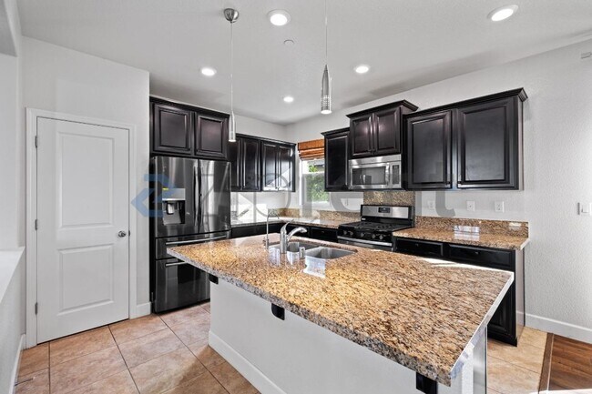 Building Photo - 2060 Salice Wy