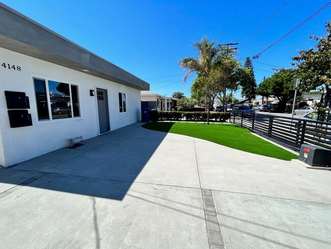 Building Photo - Bright and fresh Lawndale front house