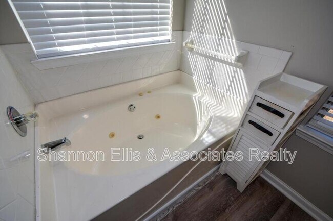 Building Photo - 4209 Reeshemah St