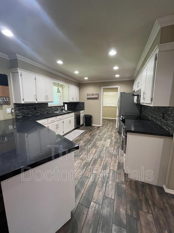 Building Photo - 412 S Country Club Road