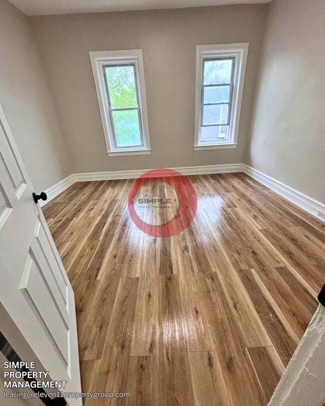 Building Photo - Massive 5 bedroom 1 bath house with fence in yard