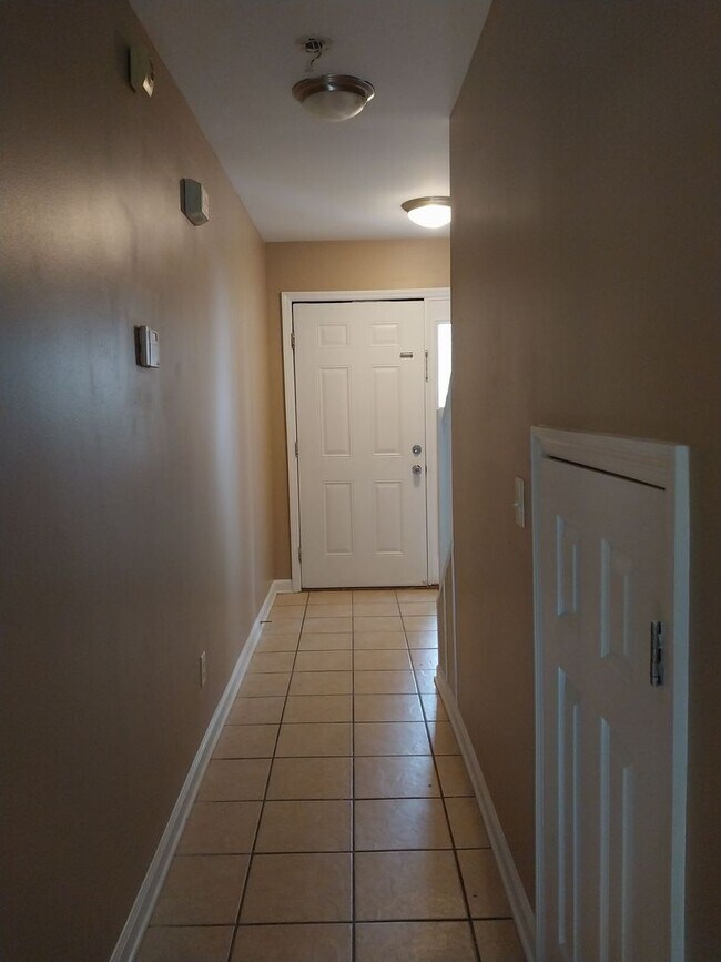 Building Photo - Cute townhome with 3 bd / 2.5 Bath